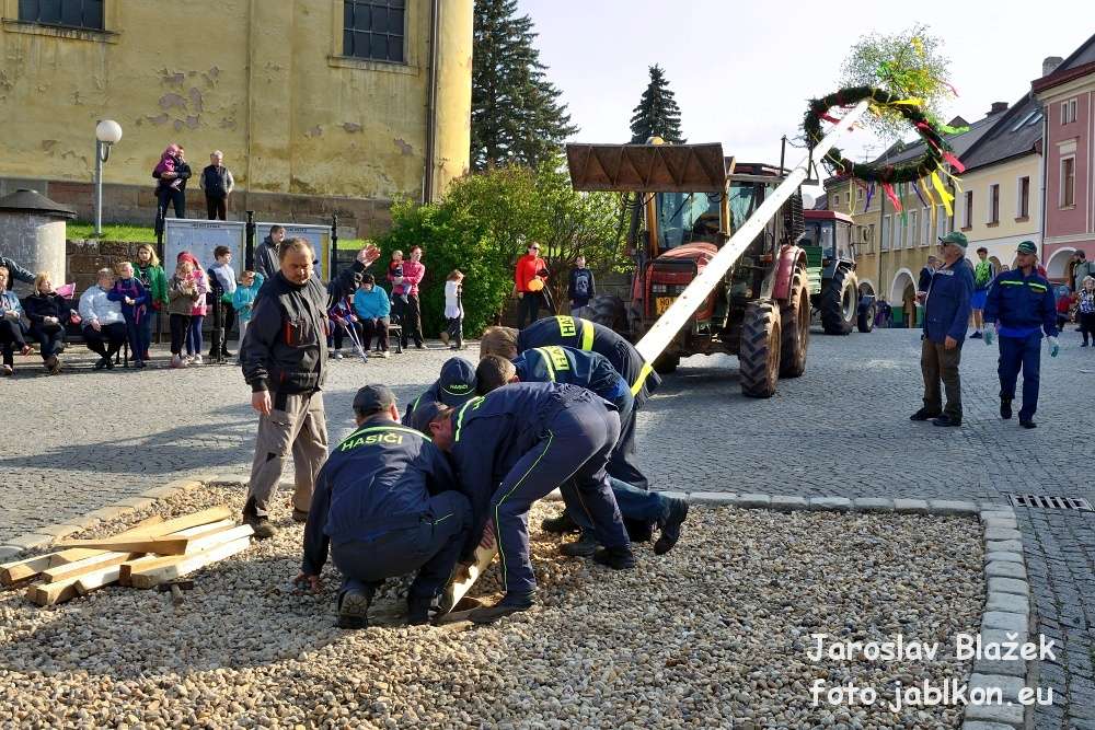 Stavění májky a čarodějnice