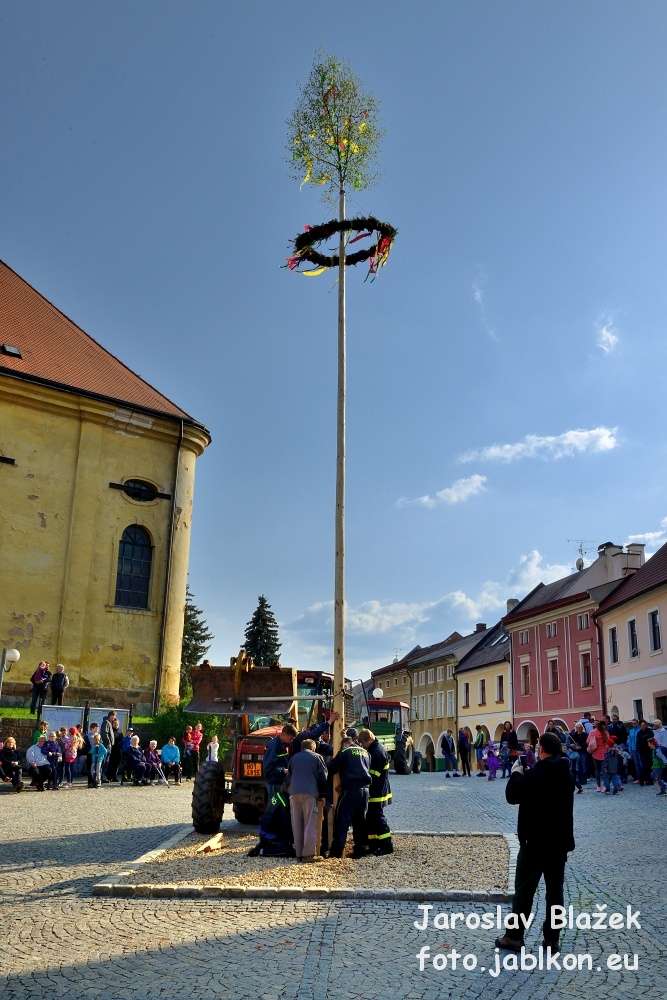 Stavění májky a čarodějnice