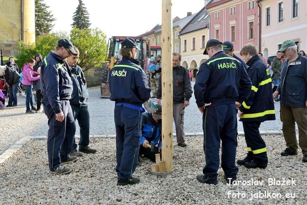 Stavění májky a čarodějnice